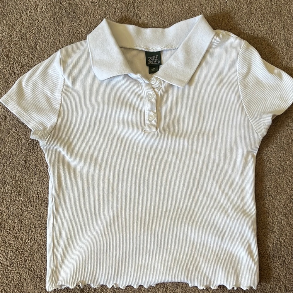 White ribbed and collared tshirt